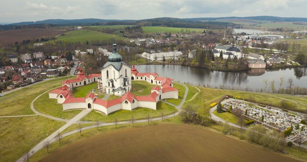 Poutní kostel Jana Nepomuckého najdete ve Velkých Bílovicích.