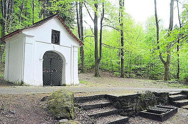 První zmínky o kapličce sv. Jana Křtitele postavené nad kouzelným pramenem pocházejí z roku 1689.