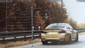 Řidič ve zlatém BMW se proháněl po dálnici rychlostí 222 km/h.