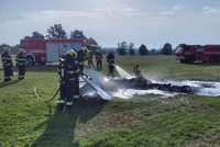 Ve Vysokém Mýtě spadl ultralight a začal hořet: Pilot skončil s popáleninami v Praze