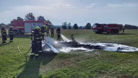 Ve Vysokém Mýtě spadl ultralight a začal hořet: Pilot skončil s popáleninami v Praze