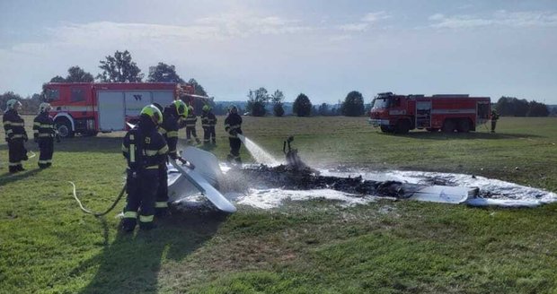 Ve Vysokém Mýtě spadl ultralight a začal hořet: Pilot skončil s popáleninami v Praze