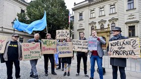 Zástupci vysokých škol protestovali před sídlem vlády za navýšení peněz do jejich rozpočtu