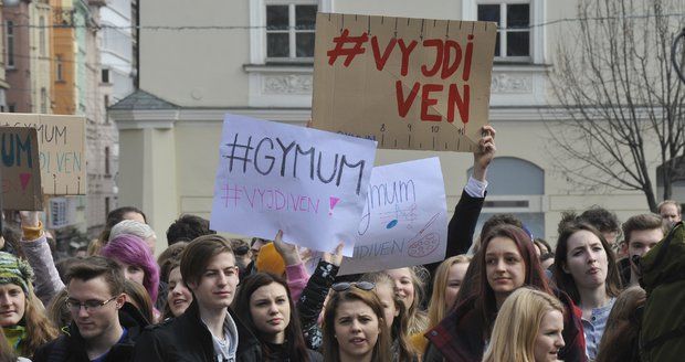 Tisíce studentů vyšly ven kvůli Babišovi se Zemanem. Na obranu ústavních hodnot