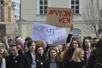 Tisíce studentů vyšly ven kvůli Babišovi se Zemanem. Na obranu ústavních hodnot