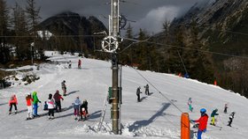 Sjezdovky ve Vysokých Tatrách řeší zvýšený počet návštěvníků, snímek ze Štrbského plesa (12.12.2020)