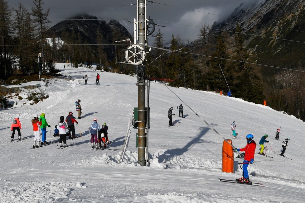 Sjezdovky ve Vysokých Tatrách řeší zvýšený počet návštěvníků, snímek ze Štrbského plesa (12.12.2020)