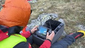Do rozsáhlého pátrání se zapojili horští záchranáři, policisté i speciální drony s vyhledávací technikou.