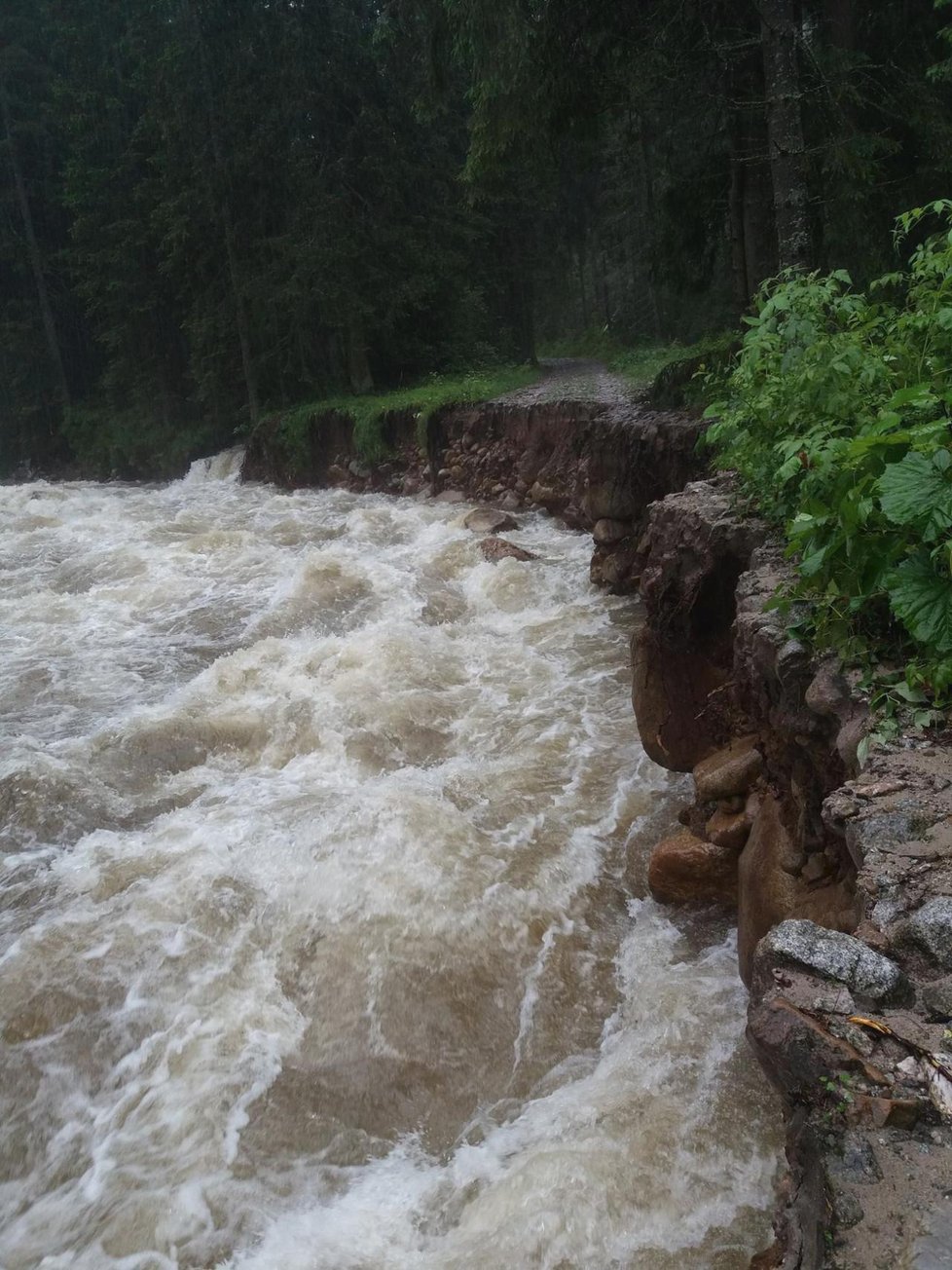 Voda poškozuje cesty v Tatrách.