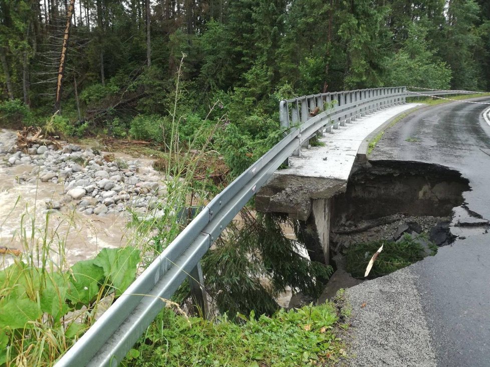 Pod Tatrami voda poškodila cestu mezi Lysou Poľanou a polským Zakopanym.
