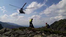 Polský turista zmizel ve Vysokých Tatrách. Pátrání po čtyřiadvacetiletém muži skončilo tragicky. Horští záchranáři našli tělo muže pod skalní stěnou.