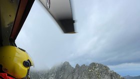 Dvojici českých horolezkyň museli letecky evakuovat slovenští horští záchranáři ve Vysokých Tatrách.(21.7.2023)