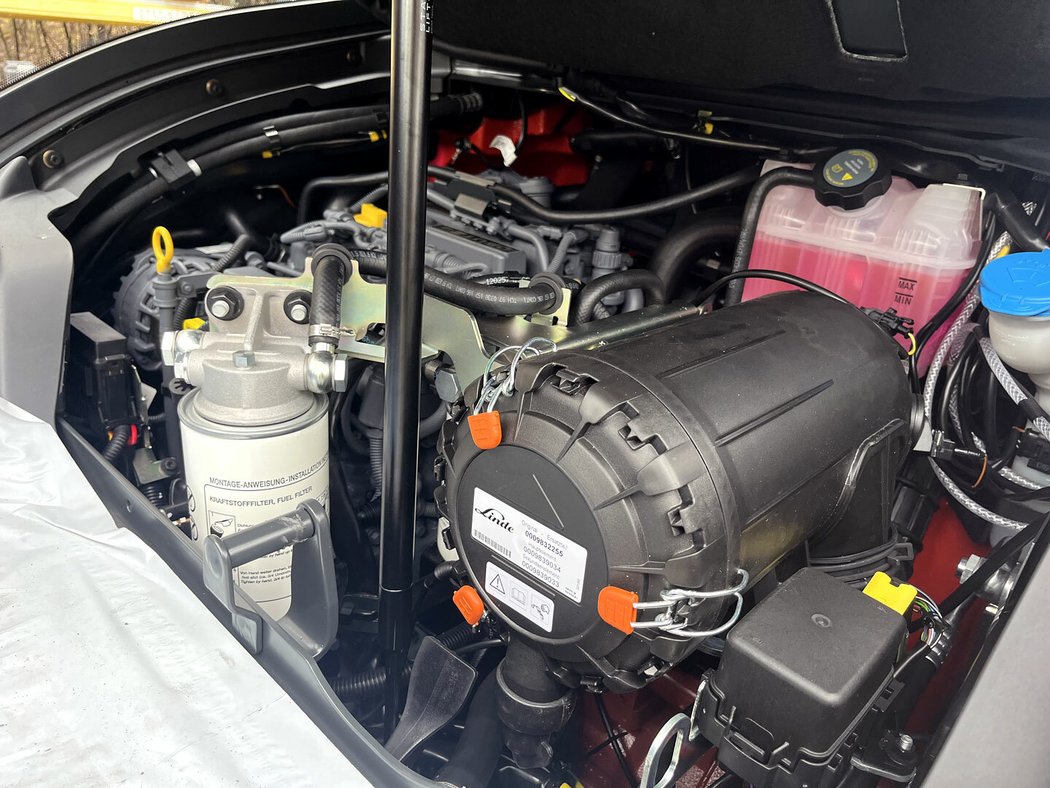 Dieselový motor s výkonem 45 kW je uložený pod sedadlem operátora