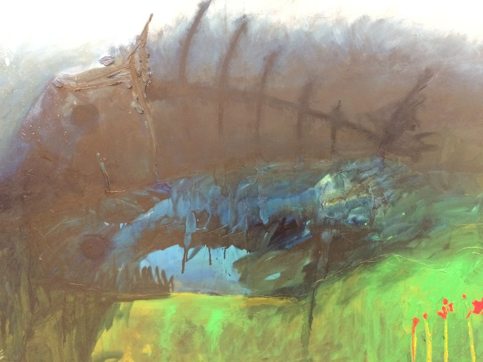 Na první pohled skalní útvar ve tvaru brány, na druhý pohled kostra ryby. Obraz Petra Tošovského si zahrává s lidskou představivostí.
