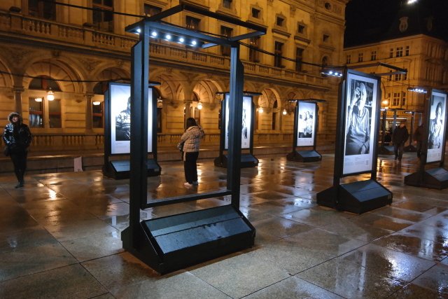 Vandalové na silvestra poničili venkovní výstavu, která byla věnovaná obyvatelům narozeným před 100 lety.