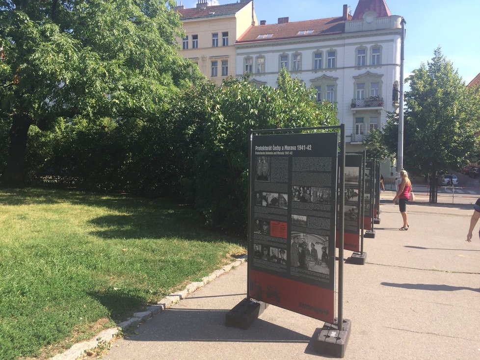 Výstava 75 let od operace Anthropoid na náměstí Jiřího z Poděbrad.