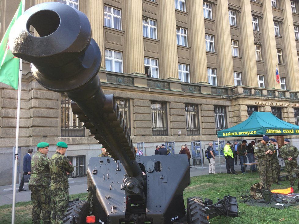 Před budovou Generálního štábu Armády ČR byla vystavena dobová i současná vojenská technika včetně několika kuriozit.