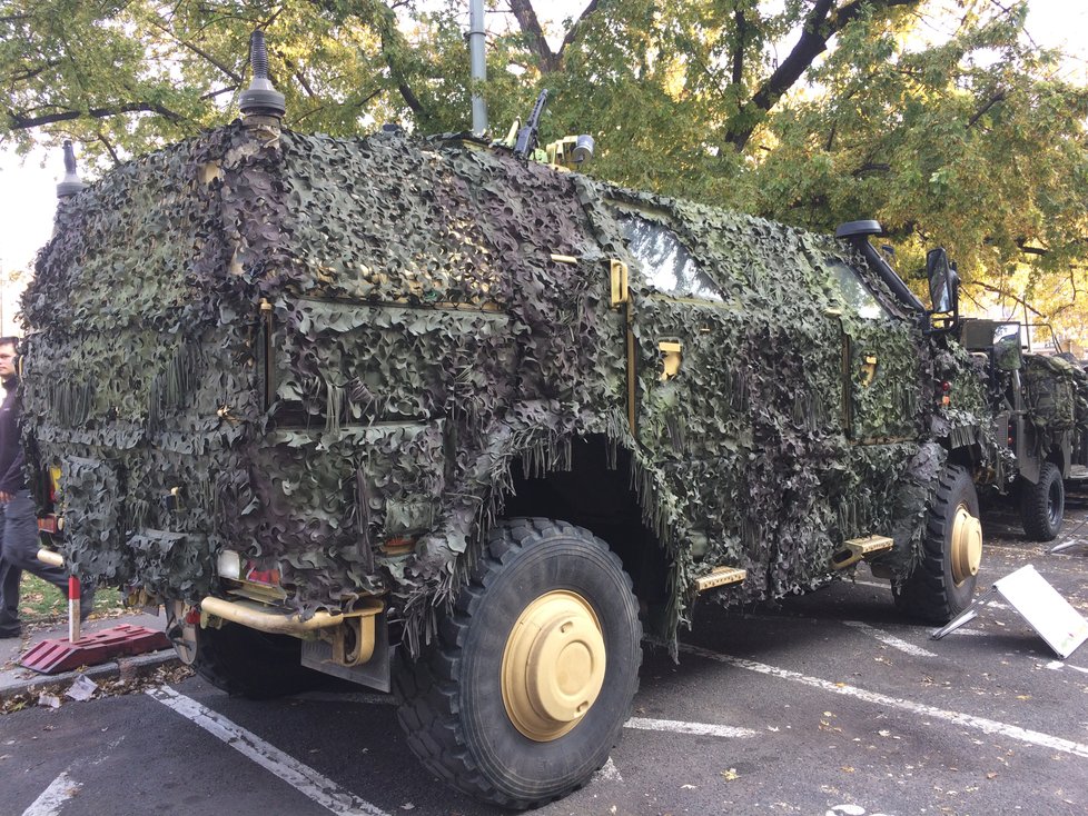 Před budovou Generálního štábu Armády ČR byla vystavena dobová i současná vojenská technika včetně několika kuriozit. Lidé si mohli zbraně nejen prohlédnout, ale doslova si je i osahat.