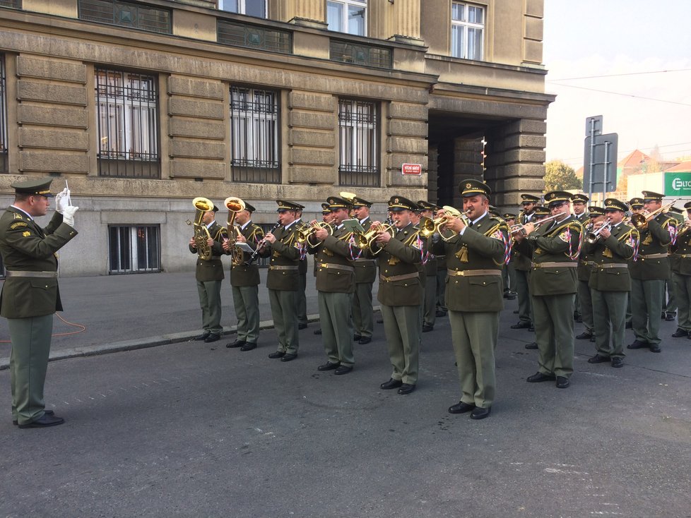 Při slavnostním zahájení výstavy zahrála vojenská kapela tradiční vojenské skladby.