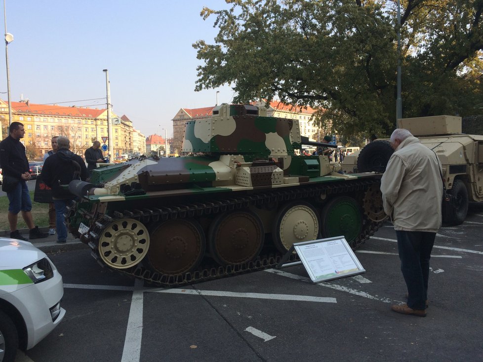 Před budovou Generálního štábu Armády ČR byla vystavena dobová i současná vojenská technika včetně několika kuriozit. Lidé si mohli zbraně nejen prohlédnout, ale doslova si je i osahat.