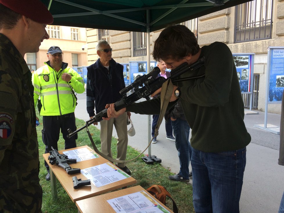 Před budovou Generálního štábu Armády ČR byla vystavena dobová i současná vojenská technika včetně několika kuriozit. Lidé si mohli zbraně nejen prohlédnout, ale doslova si je i osahat.