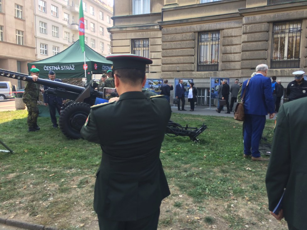 Kromě zájemců z řad civilistů přilákala akce i příslušníky zahraničních armád.