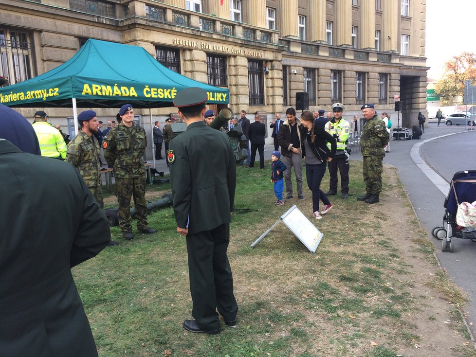 Kromě zájemců z řad civilistů přilákala akce i příslušníky zahraničních armád.