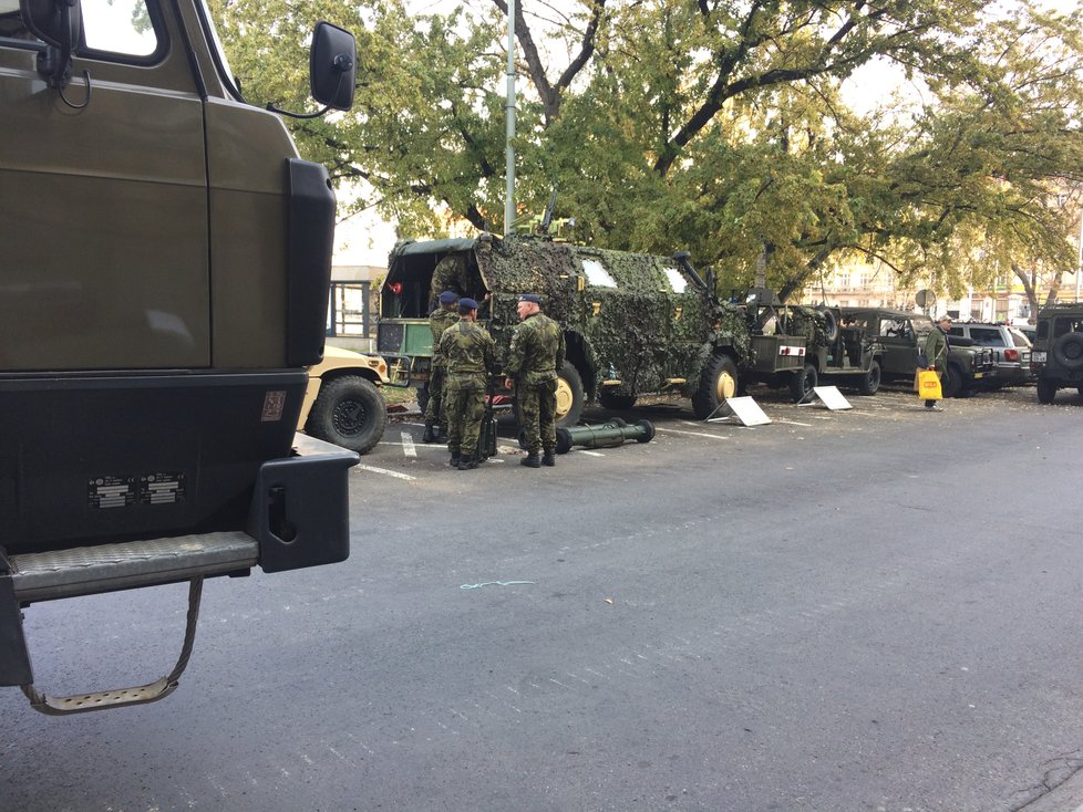 Vozidla, zbraně, těžká technika - to vše si mohli zájemci prohlédnout ve čtvrtek před budovou Generálního štábu Armády ČR.