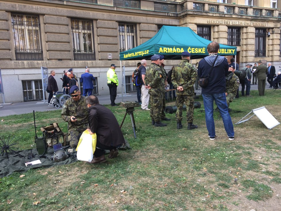 Před budovou Generálního štábu Armády ČR byla vystavena dobová i současná vojenská technika včetně několika kuriozit. Lidé si mohli zbraně nejen prohlédnout, ale doslova si je i osahat.