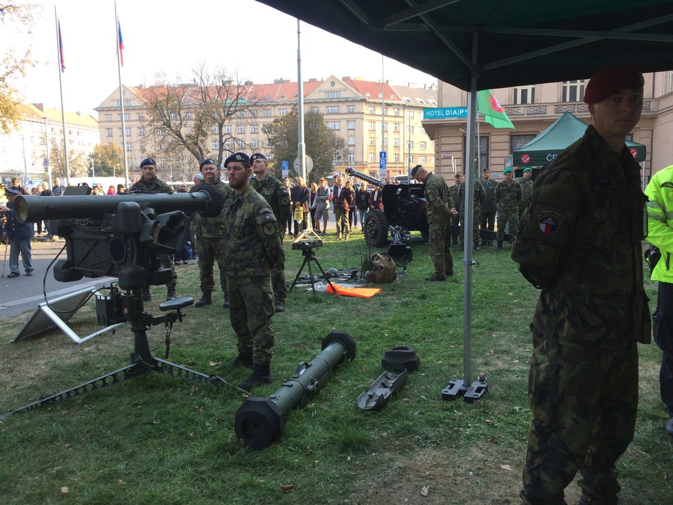 Před budovou Generálního štábu Armády ČR byla vystavena dobová i současná vojenská technika včetně několika kuriozit.