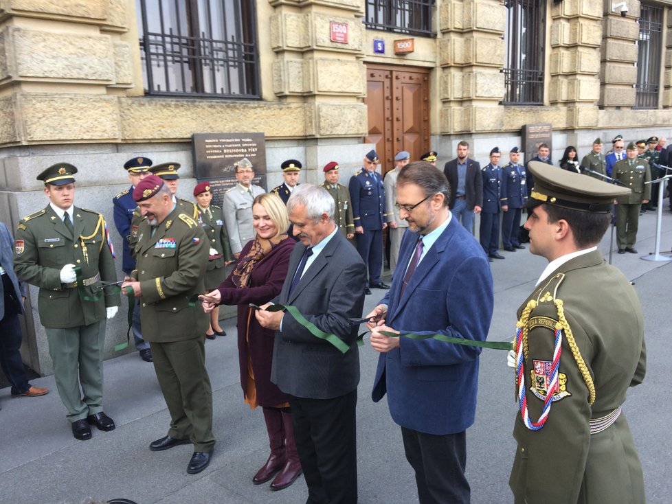 Slavnostní zahájení výstavy 100 let armády, která bude k vidění do 18. listopadu před budovou Generálního štábu Armády ČR na Vítězném náměstí.