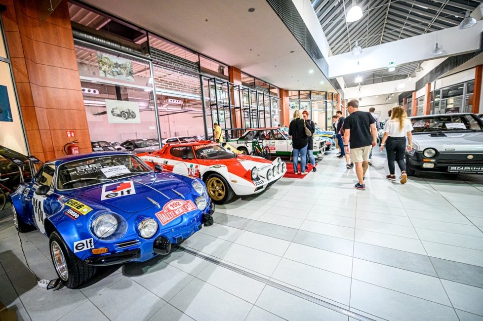 Výstava klasických závodních aut v POP Airport