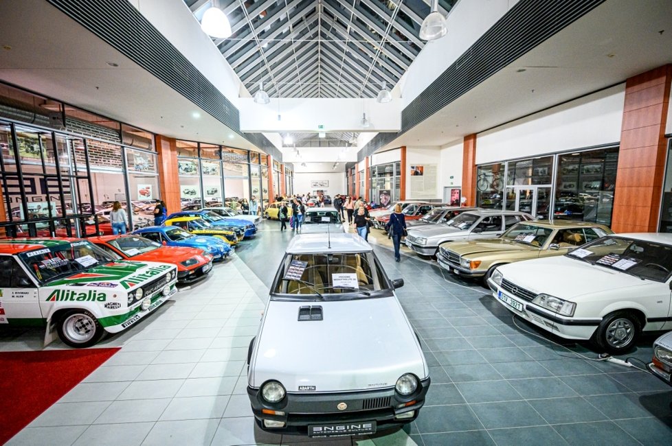 Výstava klasických závodních aut v POP Airport