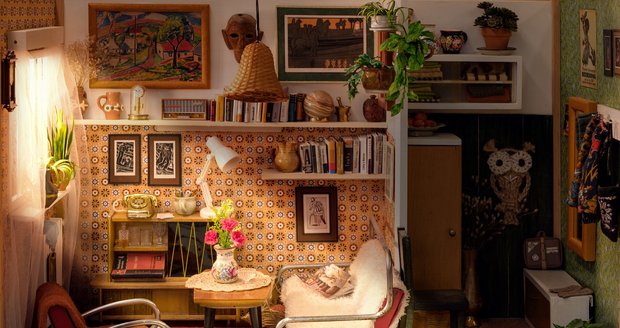 Pidibyteček z 50. let minulého století. To se to bydlelo! Skříňka ve stylu Jiroutka a k tomu oblíbený chromovaný nábytek.