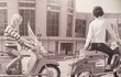 Jak jsme jezdili a žili? Expozici doprovázejí velkoplošné snímky mapující životní styl spojený s dobovými automobily a motocykly, případně reklamní fotky. Autorem je Vilém Heckel (1918 až 1970).