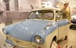 Trabant 600 Vůz s dvoutaktním motorem a karoserií z duroplastu se stal symbolem NDR. Model 600 má plechovou střechu, poprvé se objevil v roce 1963 na veletrhu v Brně. Nejrychleji jezdil 100 km/h. S trabanty se jezdilo i kempovat daleko k moři.