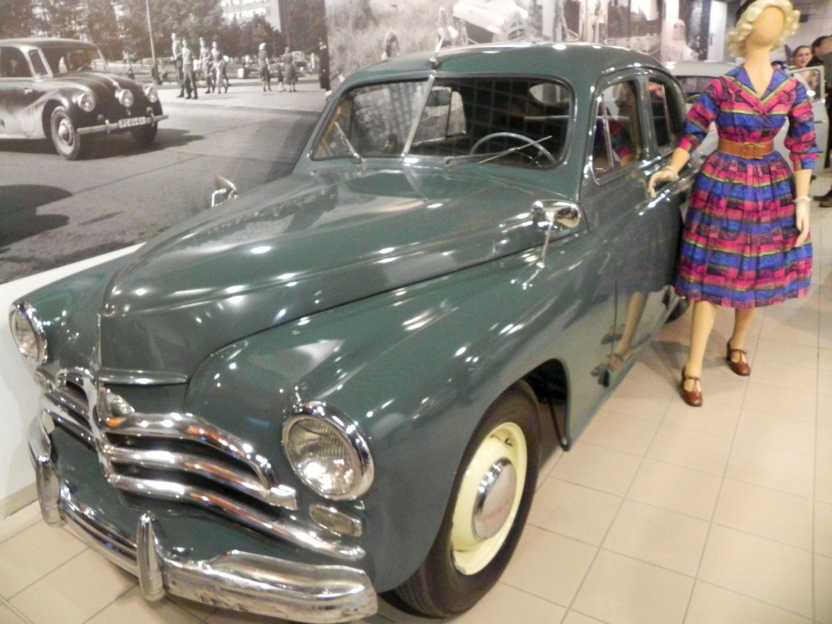 1956 GAZ-M72 Poběda První sovětský osobák dostupný i v zahraničí. Vznikl za podpory Nikity Sergejeviče Chruščova a měl být určen především tajemníkům strany a předsedům kolchozů. V Polsku se montoval pod názvem Warszawa M20.