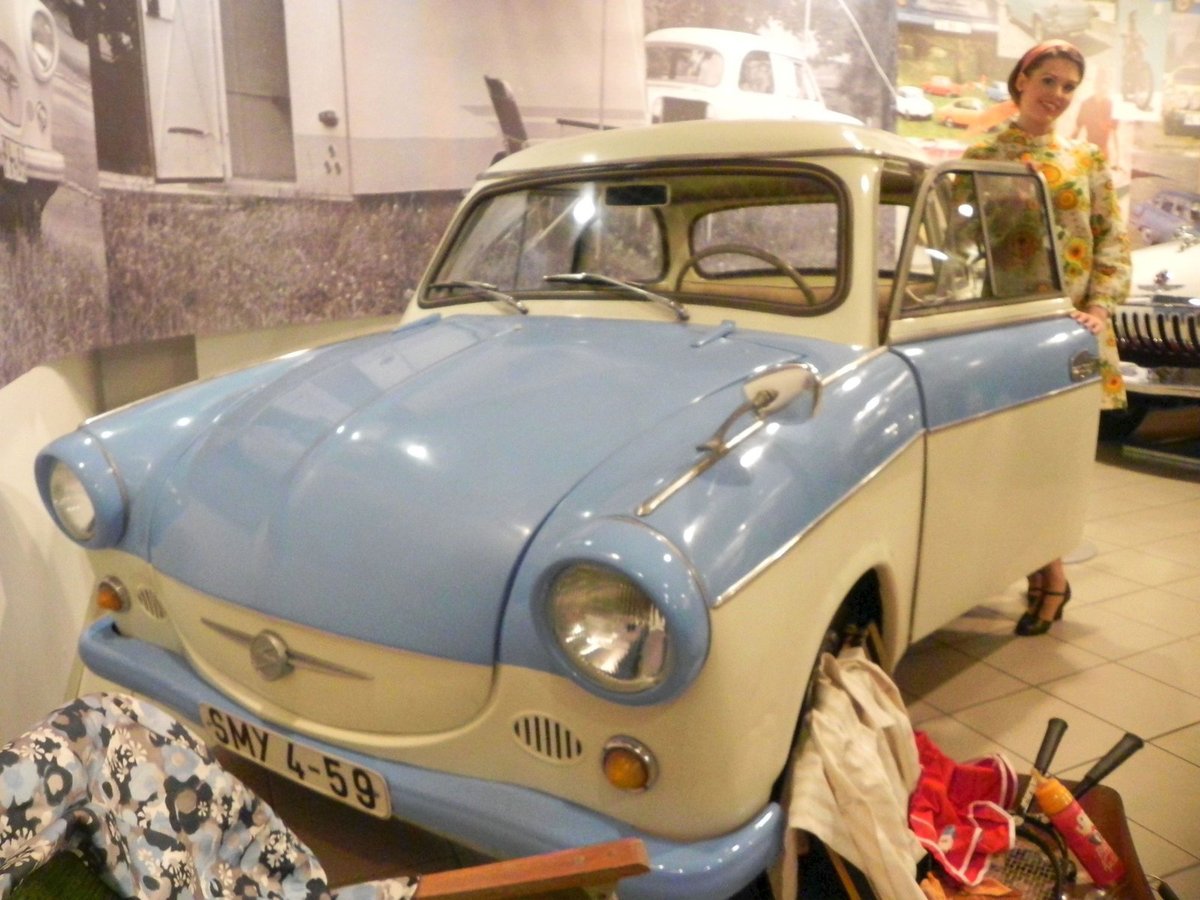 Trabant 600 Vůz s dvoutaktním motorem a karoserií z duroplastu se stal symbolem NDR. Model 600 má plechovou střechu, poprvé se objevil v roce 1963 na veletrhu v Brně. Nejrychleji jezdil 100 km/h. S trabanty se jezdilo i kempovat daleko k moři.