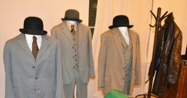 Oblek rady Vacátka, detektiva Boušeho a dva obleky Brůžka