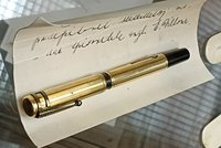 Muzeum ukáže unikáty: Pero, kterým podepisoval Beneš mír, kopii "Mnichova" i dřevěné ruce