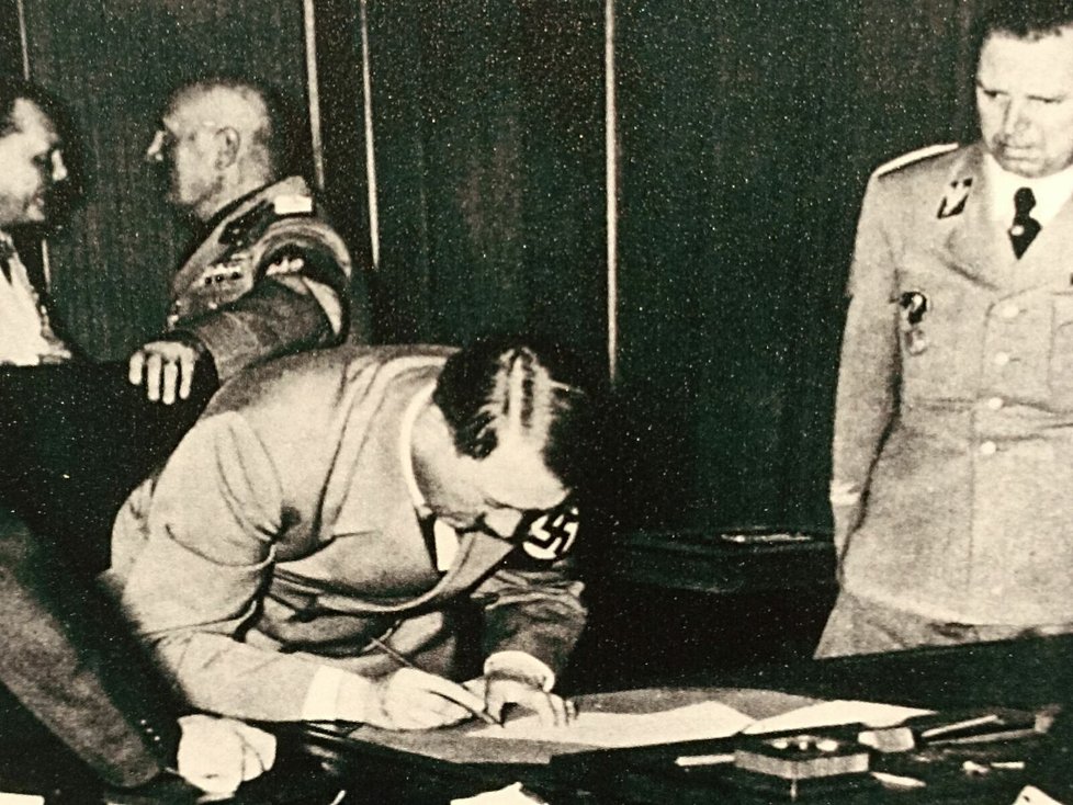 Adolf Hitler podepisuje text mnichovské dohody.