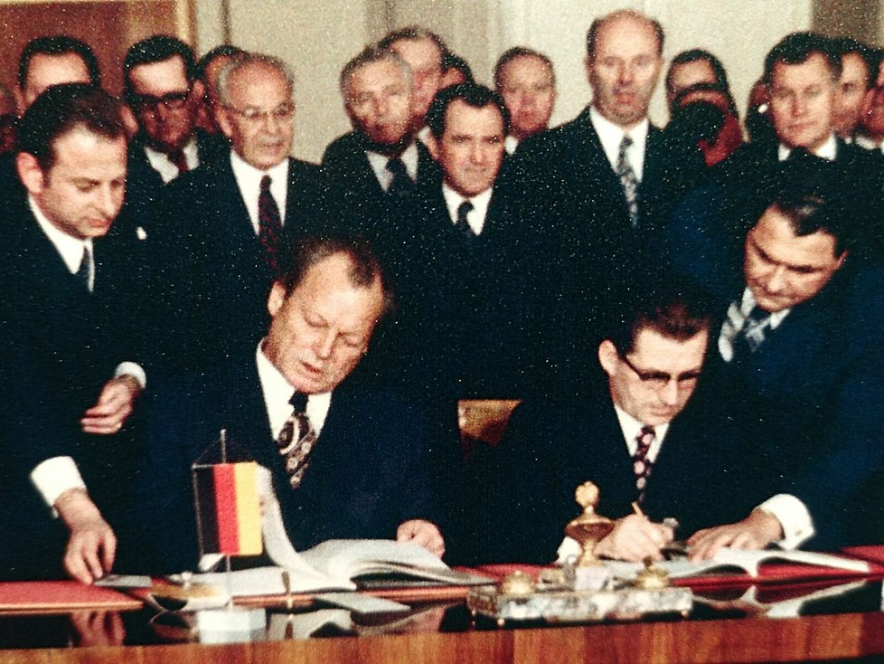 Podpis smlouvy o vzájemných vztazích mezi Spolkovou republikou Německo a Československou socialistickou republikou z roku 1973.