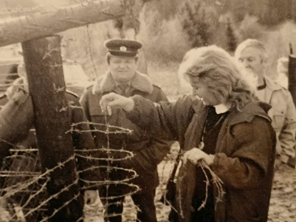 Novinářka Lída Rakušanová v roce 1990 na česko-německých hranicích při odstraňování železné opony.