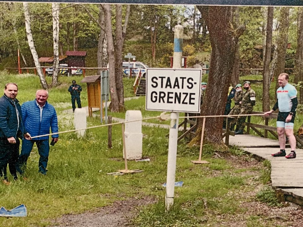 Originální reakce na uzavření hranic kvůli covidu-19. Sousedé na české a německé straně si podávali dřevěné ruce.