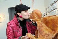 Umělkyně Alena Kupčíková: Své obrazy tvořím z ženských chloupků