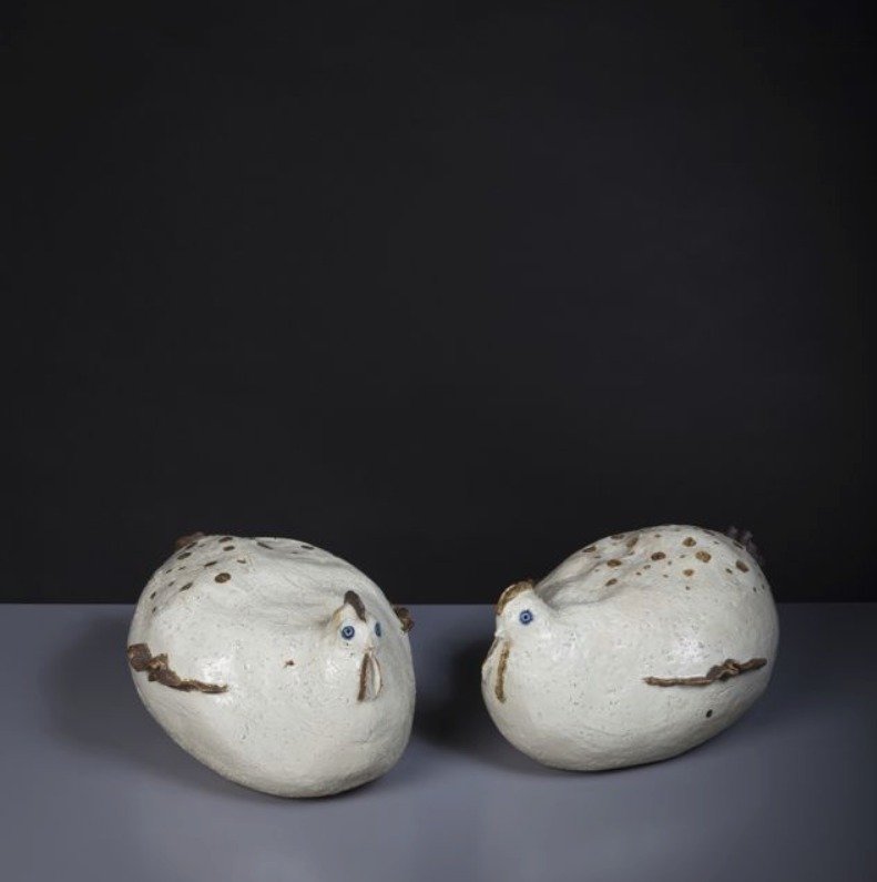 Na výstavě věnované Daně Novákové budou k vidění její originální keramické výtvory. V tomto případě se jedná o její keramické slepice.