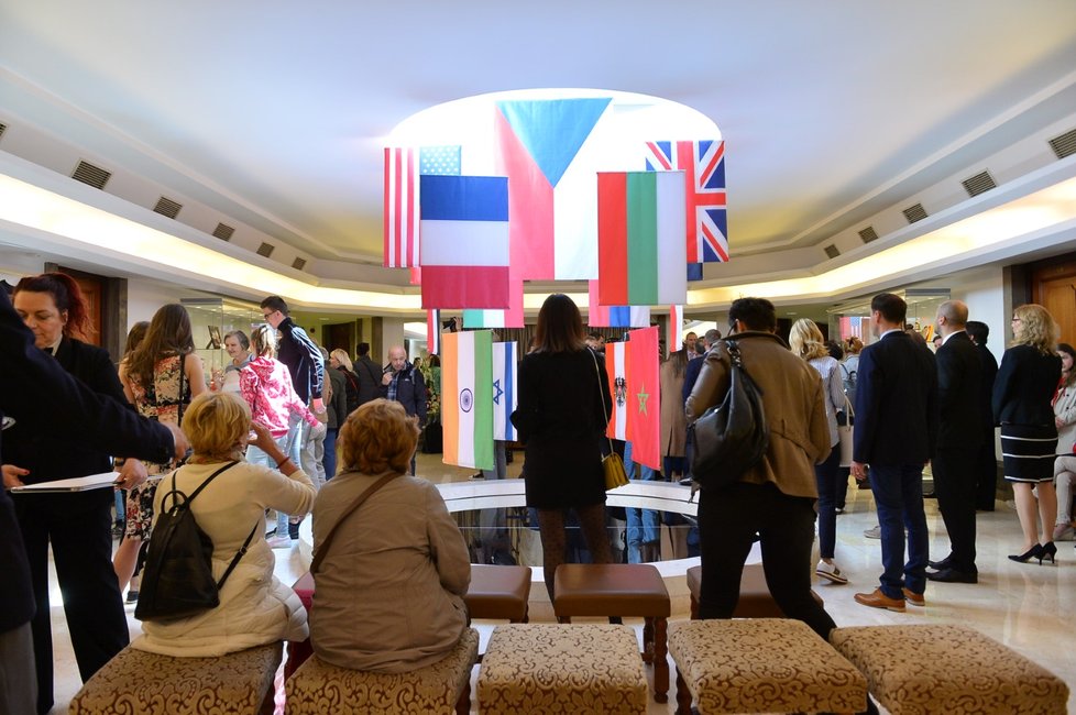 Místnosti v Lichtenštejnském paláci, kde se koná výstava darů premiéru Babišovi vévodí vlajky některých zemí, které Babiš navštívil (8. 5. 2019)
