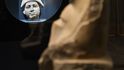 Národní muzeum v Praze otevřelo 31. srpna 2020 výstavu Sluneční králové, na které budou moci návštěvníci spatřit téměř 300 historických předmětů ze starověkého Egypta starých až 3000 let. Expozice mimo jiné představí nejvýznamnější objevy českých vědců v egyptské lokalitě Abúsír. Na snímku vlevo je obličejový fragment sochy vezíra Ptahšepsese pocházející z vlády krále Niuserrea.