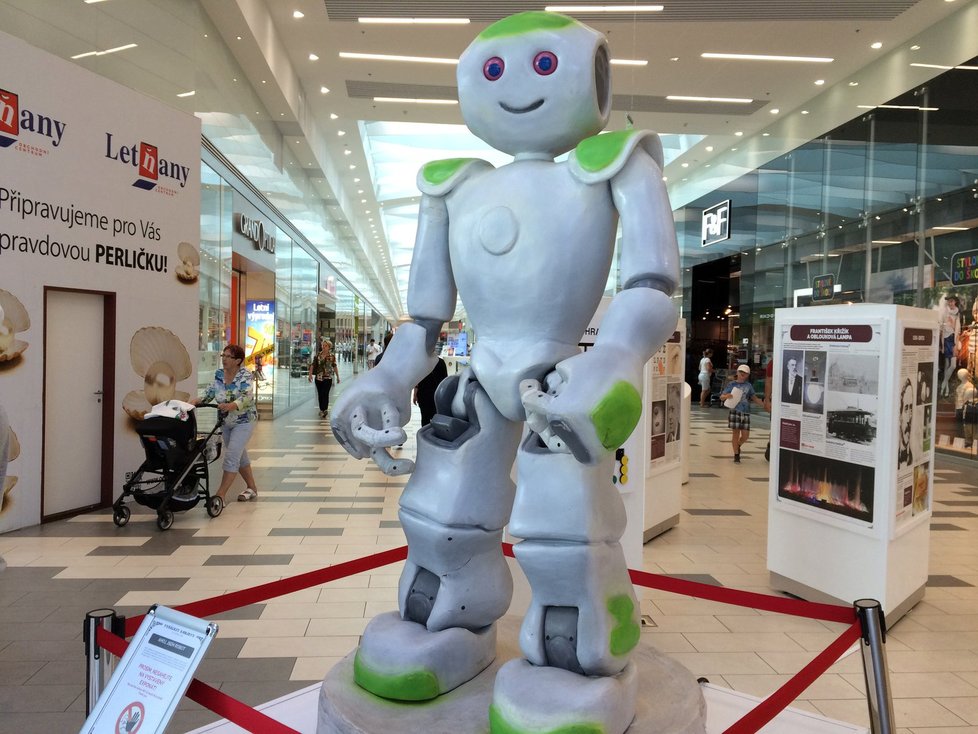 Do české expozice návštěvníky vítá robot.