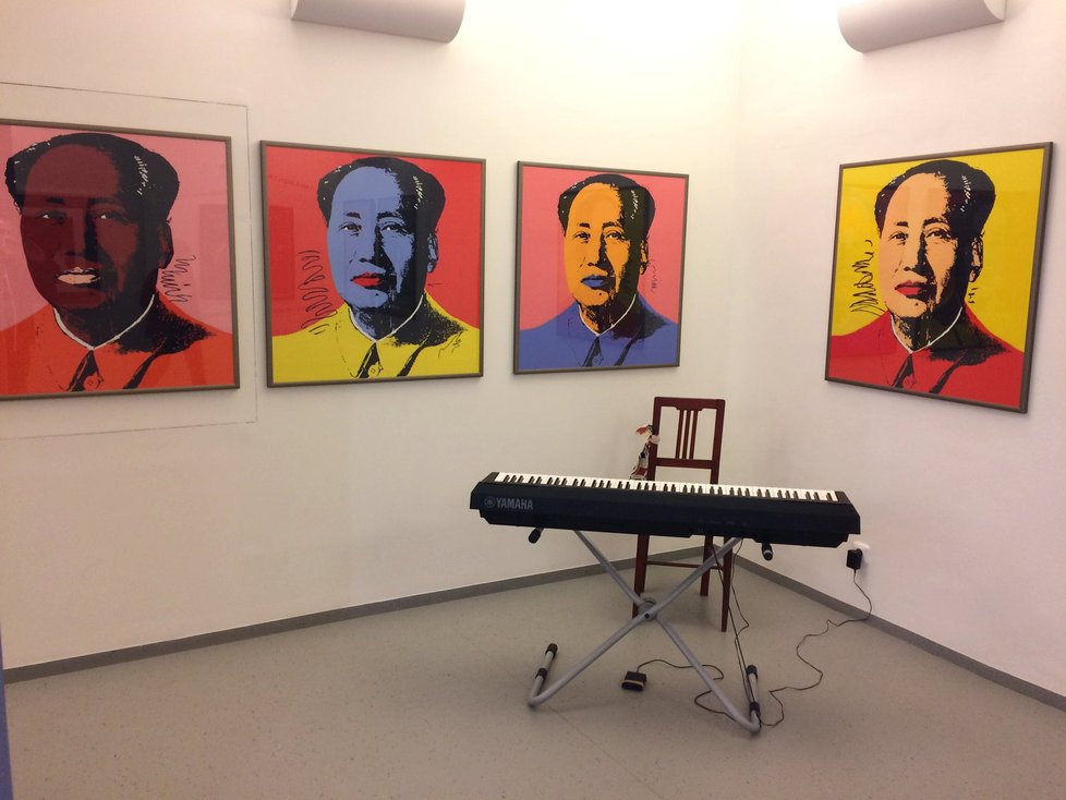 Na výstavě naleznete i spoustu výtvarných portrétů, například Mao Ce-Tunga.